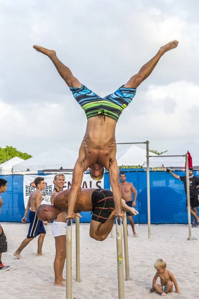 Kulturysta pociąg w south beach w Miami — Zdjęcie stockowe