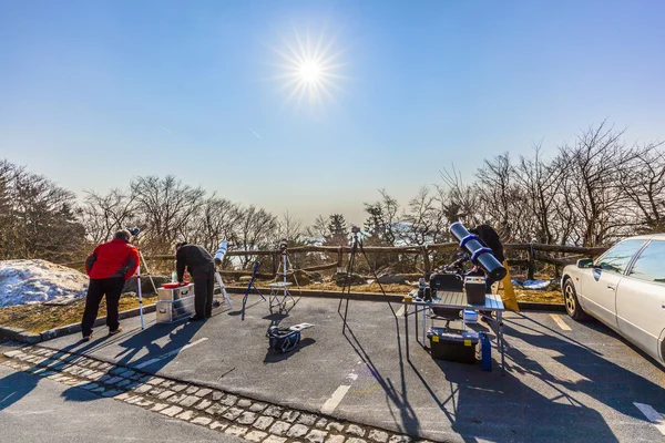 People watch the partial eclipse at the Feldberg — Stock Photo, Image