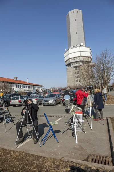 People watch the partial eclipse at the Feldberg — Stock Photo, Image