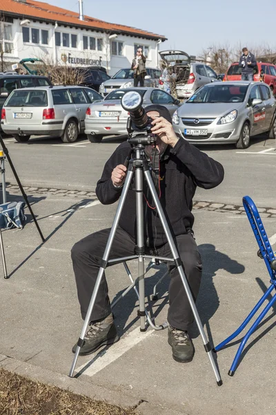 Menschen beobachten die partielle Sonnenfinsternis am Feldberg — Stockfoto