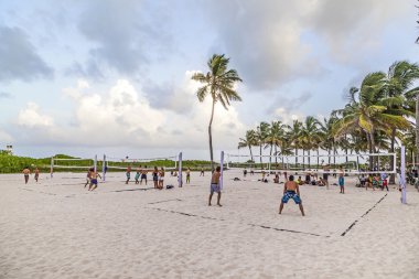 insanlar Miami'de voleybol oynarken zevk