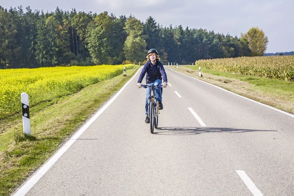 Ung på landsbygden — Stockfoto