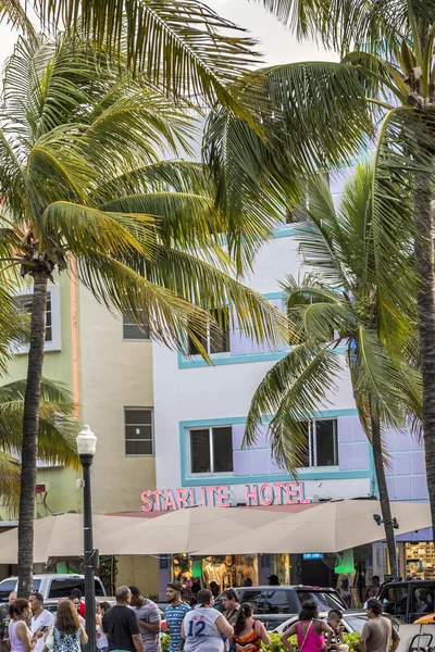 People enjoy evening view at Ocean drive — Stock Photo, Image