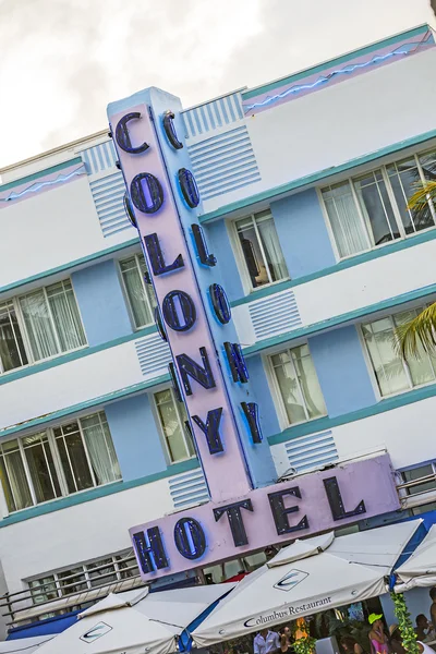 The art deco Colony Hotel on iconic Ocean Drive in the beautiful — Stock Photo, Image