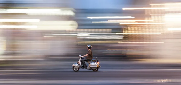 Man med motorcykel — Stockfoto