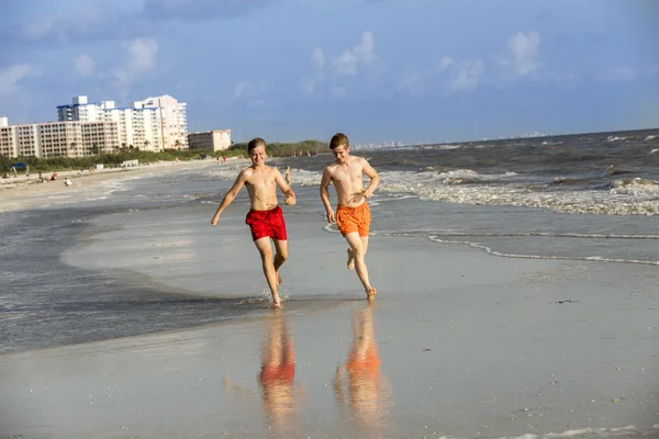 Teenager joggt gern am Strand entlang — Stockfoto