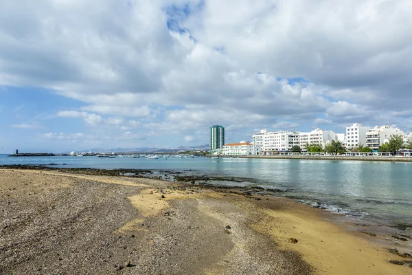 Seaside view to promenade of Arrecife, Lanzarote with boats — Stock Photo, Image