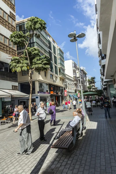 Люди прогулятися вздовж пішохідної зони в місті Arrecife — стокове фото
