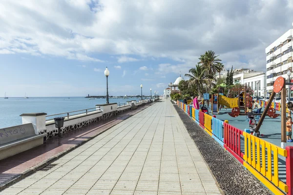 People walk along the promenade in Arrecife — Stock Photo, Image