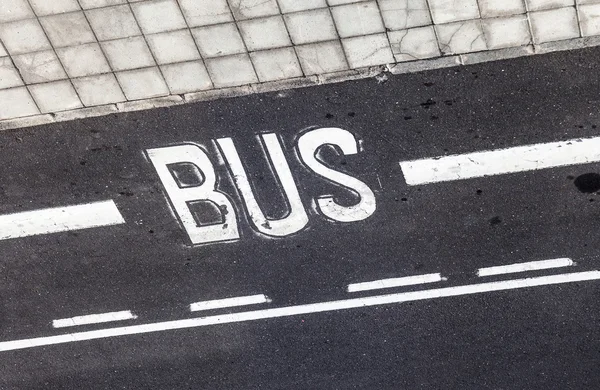 Bus teken geschilderd op het asfalt — Stockfoto