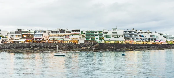 Θέα στη θάλασσα από το χώρο περιπάτου του Playa Blanca τή νύχτα — Φωτογραφία Αρχείου