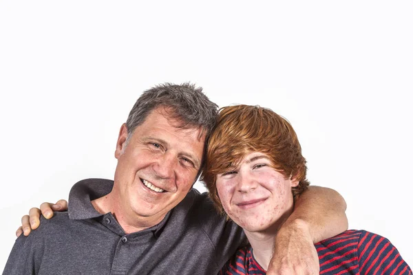 Ojciec i syn przytulają się — Zdjęcie stockowe