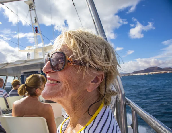Attraktiv äldre kvinna på en båttur i Lanzarote — Stockfoto