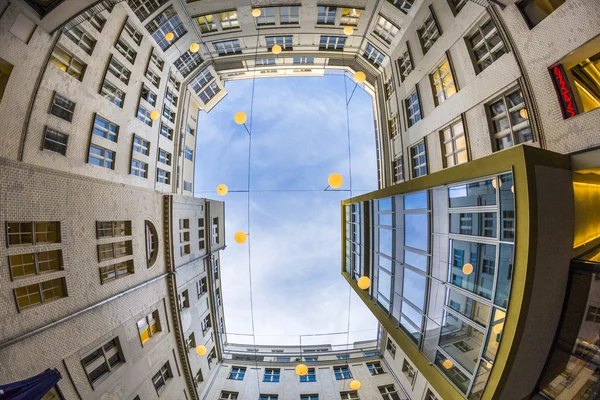 Historisches gebäude in berlin, deutschland mit dem deutschen büro für — Stockfoto