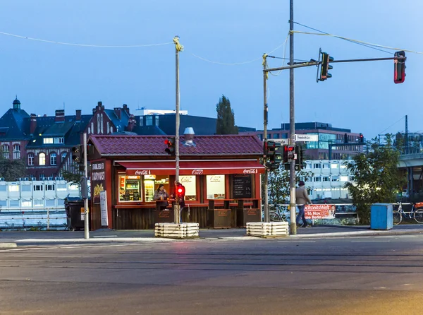 Een kerrie worst hut verkoopt de specialiteit voedsel Berlijn Currywurst — Stockfoto