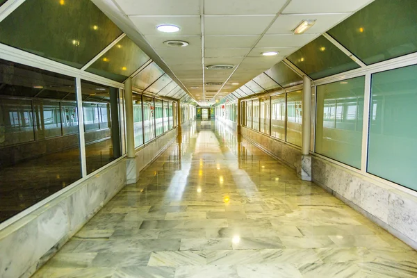 Empty isles in the arrival area at the airport in Arrecife — Stock Photo, Image