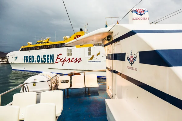 Os ferries Fred Olsen e Videocosta operam entre Corall — Fotografia de Stock