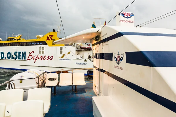 The Fred Olsen and the Videocosta ferries operate between Corall — Stock Photo, Image