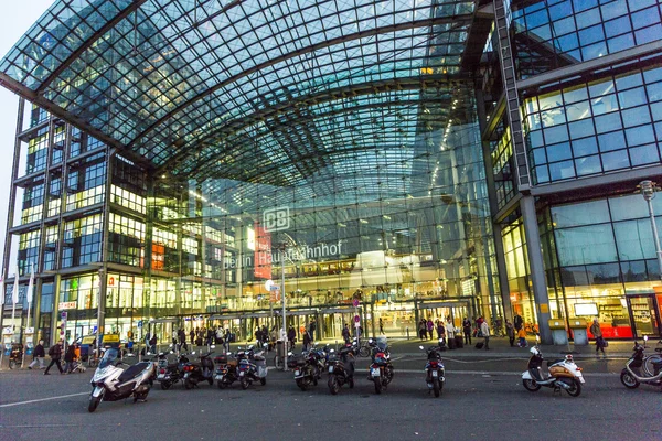 Vista frontal de la estación principal de Berlín por la noche — Foto de Stock