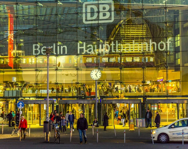 Berlin main station frontview in Berlin by night — Stock Photo, Image