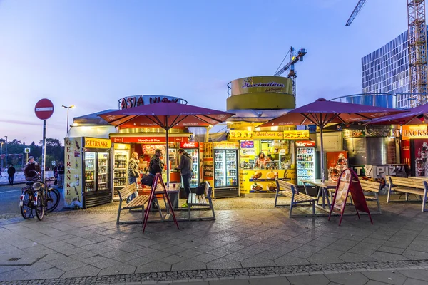 A curry sausage hut sells the berlin food speciality Currywurst — Stock Photo, Image