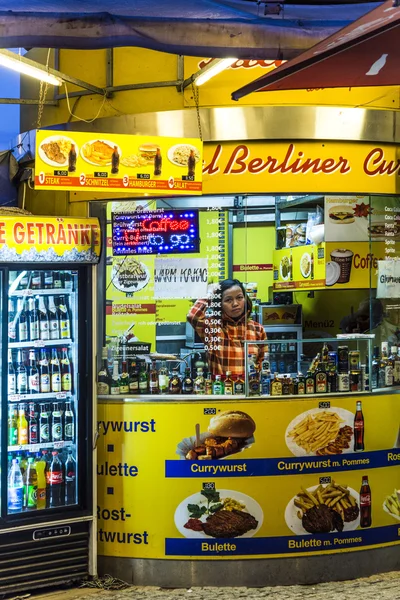 A curry sausage hut sells the berlin food speciality Currywurst — Stock Photo, Image