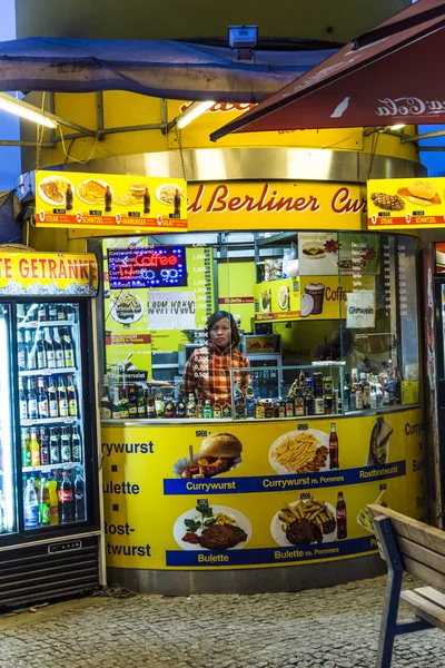 Μια καλύβα λουκάνικο κάρι πωλεί το Βερολίνο τροφίμων ειδικότητας Currywurst — Φωτογραφία Αρχείου