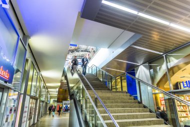Berlin Alexanderplatz metro istasyonunda insanların seyahat