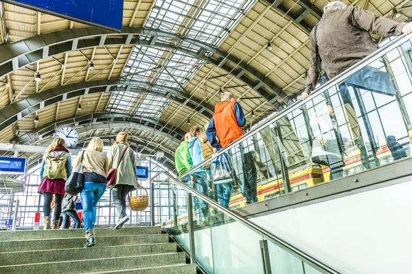 ผู้คนเดินทางที่สถานีรถไฟใต้ดิน Alexanderplatz ในเบอร์ลิน — ภาพถ่ายสต็อก