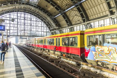 Berlin Alexanderplatz metro istasyonunda insanların seyahat