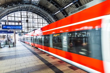 Berlin Alexanderplatz metro istasyonunda insanların seyahat