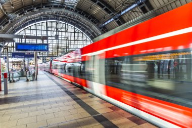 Berlin Alexanderplatz metro istasyonunda insanların seyahat