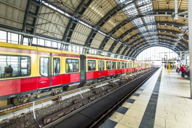 Berlin Alexanderplatz metro istasyonunda insanların seyahat
