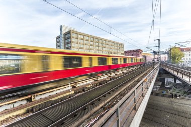 Berlin Alexanderplatz metro istasyonunda insanların seyahat