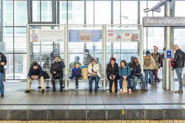 Berlin Alexanderplatz metro istasyonunda insanların seyahat
