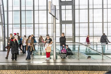 Berlin Alexanderplatz metro istasyonunda insanların seyahat