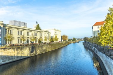 Berlin'in binalar ve Spree Nehri nakliye bir tekne