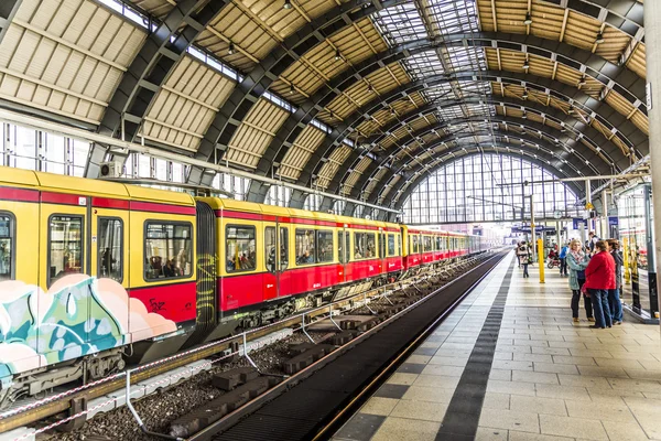 Persone viaggiano alla stazione della metropolitana Alexanderplatz a Berlino — Foto Stock