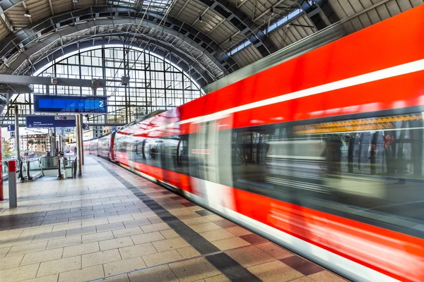 Люди подорожують на станції метро Alexanderplatz в Берліні — стокове фото