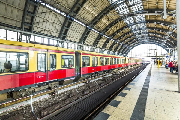 Pessoas viajam na estação de metrô Alexanderplatz em Berlim — Fotografia de Stock