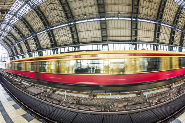 Pessoas viajam na estação de metrô Alexanderplatz em Berlim — Fotografia de Stock