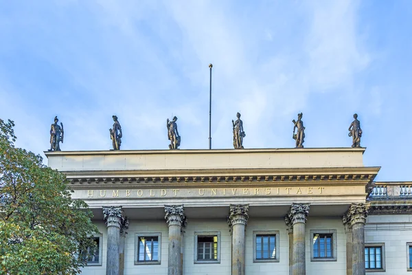 Standbeeld en gevel van de Humboldt Universiteit in Berlijn — Stockfoto