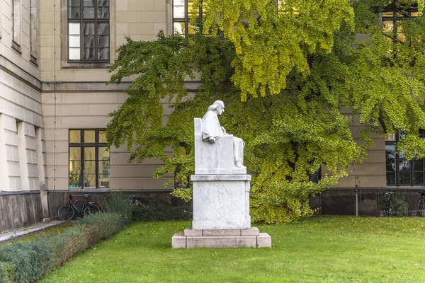 Standbeeld en gevel van de Humboldt Universiteit in Berlijn — Stockfoto