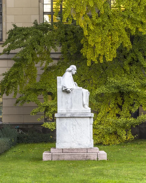 Standbeeld en gevel van de Humboldt Universiteit in Berlijn — Stockfoto