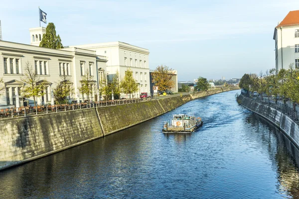 Berlins byggnader och en båt frakt på floden Spree — Stockfoto
