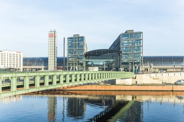 Centralstationen i Berlin med floden spree — Stockfoto