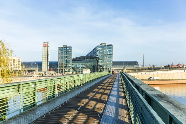La principale stazione ferroviaria di Berlino con fiume furia — Foto Stock