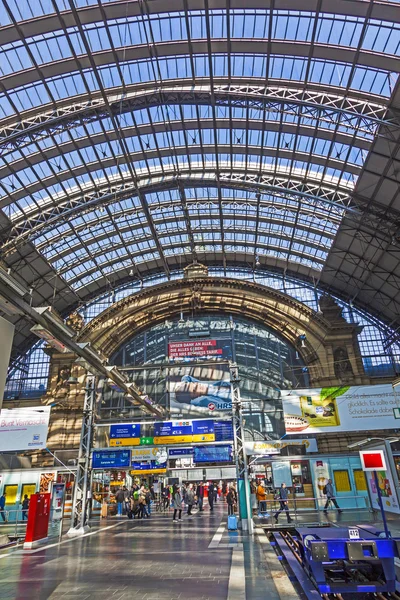 Frankfurt am Main street met wolkenkrabber — Stockfoto