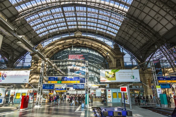 Persone in arrivo o in partenza alla stazione ferroviaria principale di Francoforte — Foto Stock