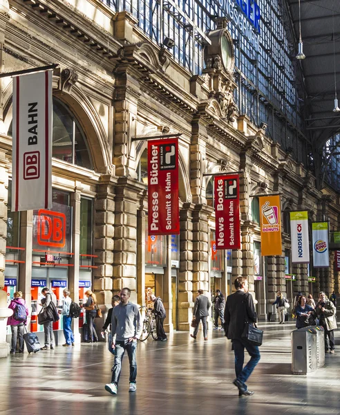 Gelen veya Frankfurt ana çıkış yapan insanlar tren istasyonu — Stok fotoğraf